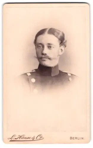 Fotografie L. Haase & Comp., Berlin, Unter den Linden 62/63, Offizier im Uniformrock