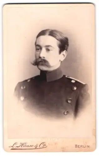 Fotografie L. Haase & Comp., Berlin, Unter den Linden 62/63, Offizier im Überrock