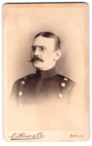 Fotografie L. Haase & Comp., Berlin, Unter den Linden 62/63, Offizier im Überrock