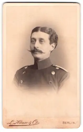 Fotografie L. Haase & Comp., Berlin, Unter den Linden 62/63, Offizier im Überrock