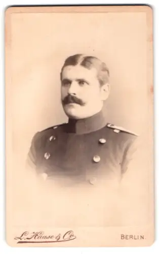 Fotografie L. Haase & Comp., Berlin, Unter den Linden 62/63, Offizier im Uniformrock