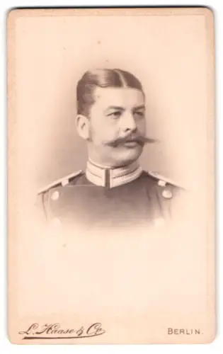 Fotografie L. Haase & Comp., Berlin, Unter den Linden 62/63, Garde-Offizier im Überrock