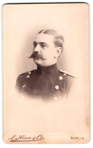 Fotografie L. Haase & Comp., Berlin, Unter den Linden 62/63, Offizier im Uniformrock