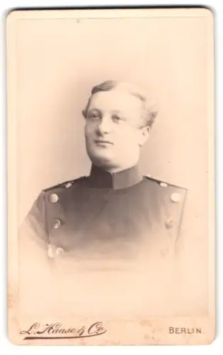 Fotografie L. Haase & Comp., Berlin, Unter den Linden 62/63, Offizier im Überrock