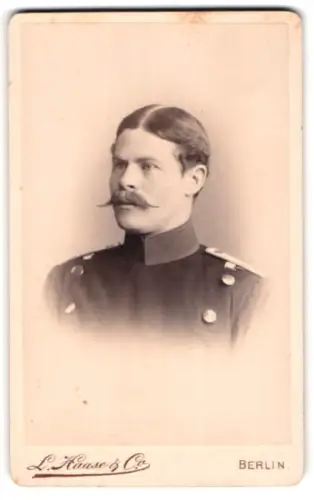 Fotografie L. Haase & Comp., Berlin, Unter den Linden 62/63, Offizier im Überrock