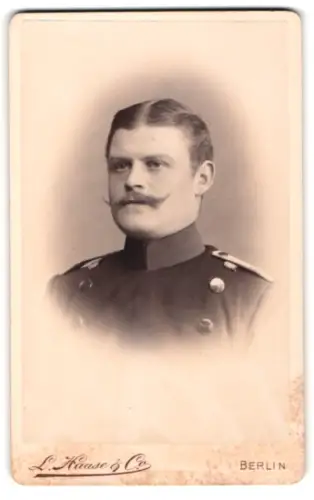 Fotografie L. Haase & Comp., Berlin, Unter den Linden 62/63, Offizier im Überrock