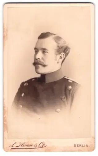 Fotografie L. Haase & Comp., Berlin, Unter den Linden 62/63, Offizier im Überrock