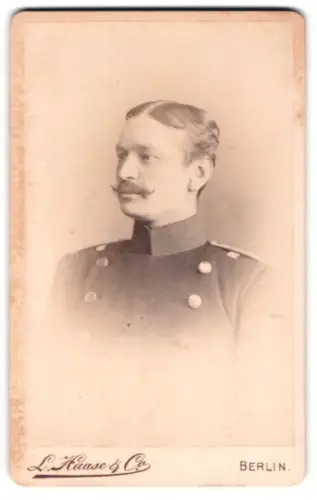 Fotografie L. Haase & Comp., Berlin, Unter den Linden 62/63, Offizier im Uniformrock