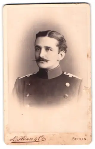 Fotografie L. Haase & Comp., Berlin, Unter den Linden 62/63, Offizier im Uniformrock
