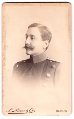 Fotografie L. Haase & Comp., Berlin, Unter den Linden 62/63, Offizier im Überrock
