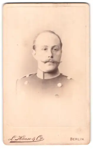 Fotografie L. Haase & Comp., Berlin, Unter den Linden 62/63, Offizier im Uniformrock