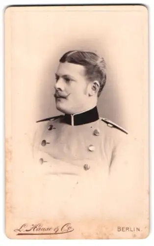 Fotografie L. Haase & Comp., Berlin, Unter den Linden 62/63, Offizier im Uniformrock