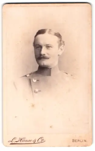 Fotografie L. Haase & Comp., Berlin, Unter den Linden 62/63, Offizier im Uniformrock