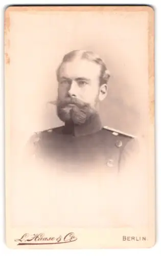 Fotografie L. Haase & Comp., Berlin, Unter den Linden 62/63, Offizier im Überrock