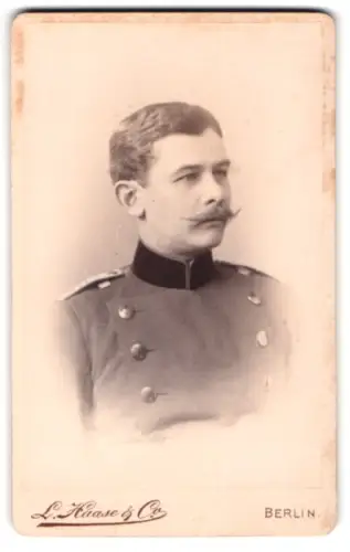 Fotografie L. Haase & Comp., Berlin, Unter den Linden 62/63, Offizier im Uniformrock