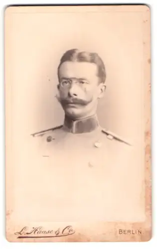 Fotografie L. Haase & Comp., Berlin, Unter den Linden 62/63, Offizier im Uniformrock