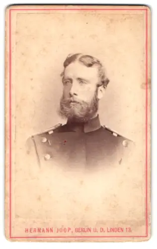 Fotografie Hermann Joop, Berlin, Unter den Linden 13, Offizier im Überrock