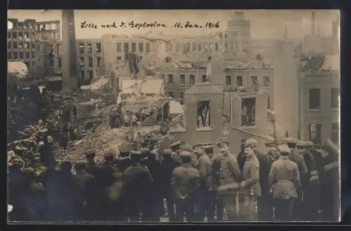 AK Lille, Soldaten vor zerstörten Gebäuden