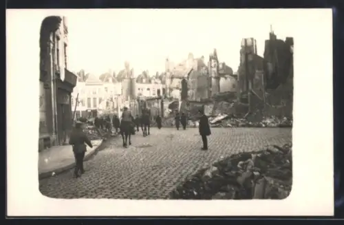 AK Lille, Strassenszene mit Ruinen und Trümmern
