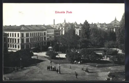 AK Eidsvold, Plads, Blick auf den Platz mit Park und umliegenden Häusern