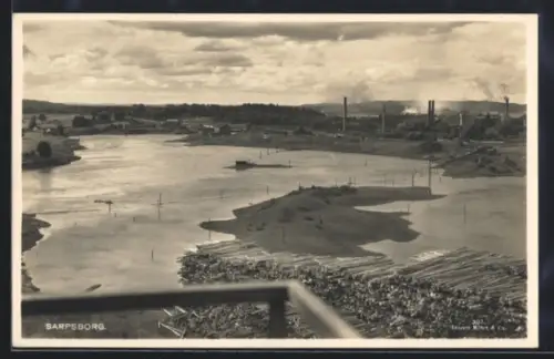 AK Sarpsborg, Flussufer mit Holzstapeln und Fabrikschornsteinen