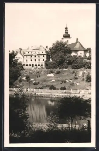 AK Rokitnitz im Adlergebirge, Kirche und Häuser am Flussufer