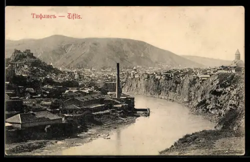 AK Tiflis, Stadtpanorama am Fluss mit Fabrikschlot
