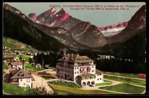 AK Canazei /Fassa, Dolomitenhaus an der Pordoijochstrasse mit Blick auf Marmoléda