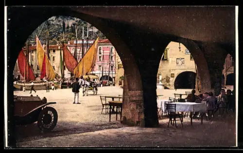 AK Riva, Portici in Piazza 3 Novembre con barche a vela e tavolini all`aperto