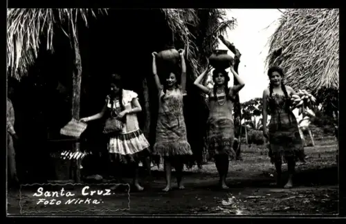 AK Santa Cruz, Frauen mit Wasserkrügen vor Palmenhütten