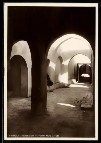 AK Tripoli, Ingresso ad una moschea