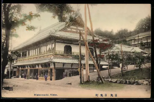 AK Nikko, Zweistöckiges Gebäude mit Ladenfront und Balkon