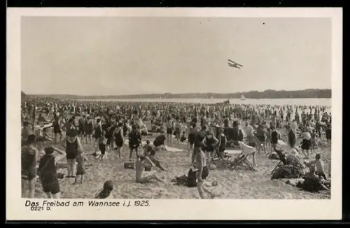 AK Berlin, Freibad am Wannsee, 1925, Strand, Menschenmenge, Doppeldeckerflugzeug