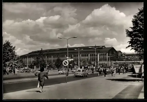 AK Berlin, Bahnhof Friedrichstrasse, Strassenansicht, Passanten, Autos