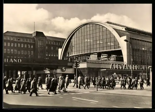 AK Berlin, S-Bahnhof Alexanderplatz, Strassenansicht, Passanten
