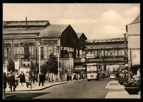 AK Berlin, Bahnhof Friedrichstrasse, Strassenbahn, Fussgänger