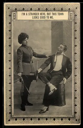 AK Weibliche Polizistin hält einen Herrn an