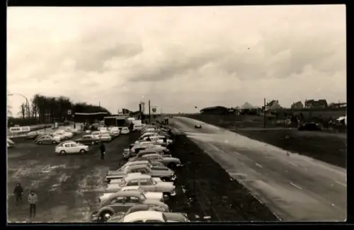 Foto-AK Brüssel, Autorennen 1962, Start- und Zielgerade mit Boxen und Tribüne