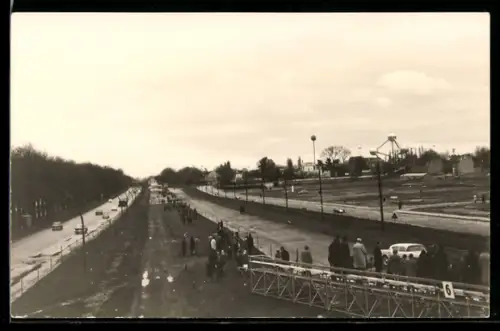 Foto-AK Brüssel, Autorennen 1962, Blick auf die Rennstrecke