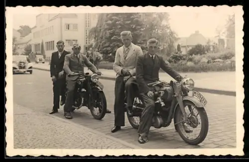 Foto-AK DKW- und Zündapp-Motorräder mit stolzen Besitzern auf einer Strasse