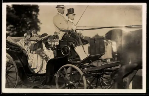 Foto-AK Fürstin Margarete von Hohenzollern-Sigmaringen, Kutschfahrt, Nahaufnahme, Begleiterin, Kutscher, 1932