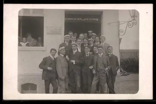 Foto-AK Studentengruppe vor Gasthaus, Emailleschild Bindings Flaschenbier, Frau u. Kinder im Fenster, 1907