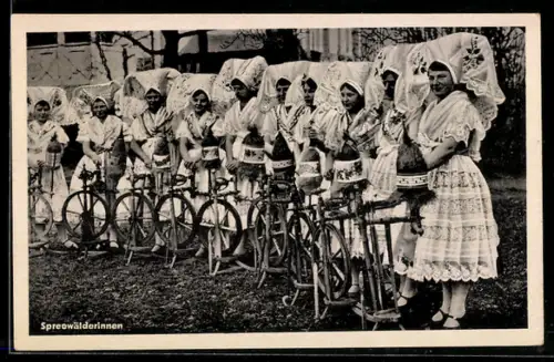 AK Gruppenbild Spinnerinnen in Tracht aus dem Spreewald mit ihren Spinnrädern