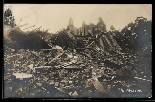AK Messina, Gebäude und Schutt nach dem Erdbeben