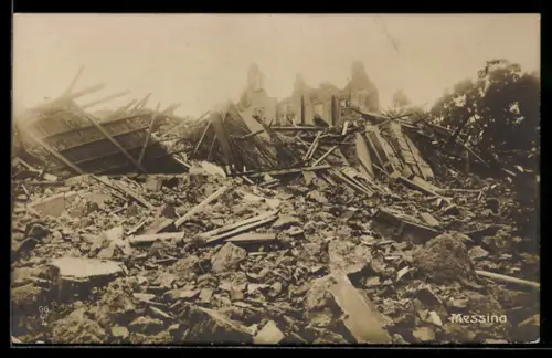AK Messina, Gebäude und Schutt nach dem Erdbeben