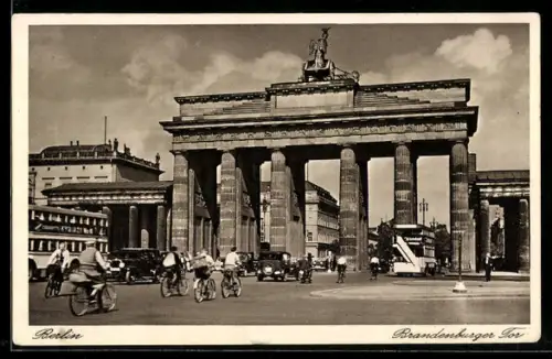 AK Berlin, Strassenverkehr am Brandenburger Tor