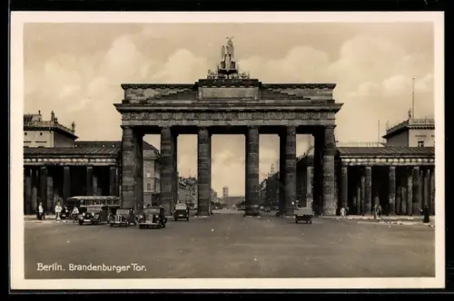 AK Berlin, Brandenburger Tor mit Autoverkehr