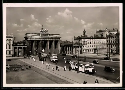 AK Berlin, Pariser Platz mit Brandenburger Tor, Autobus