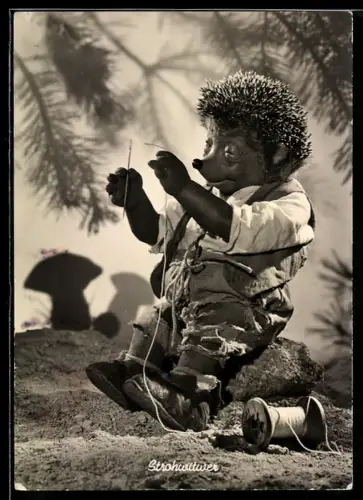 AK Mecki versucht sich bei einer Handarbeit und versucht einen Faden einzufädeln