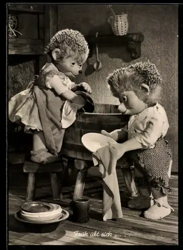 AK Mecki's Kinder beim Geschirr spülen